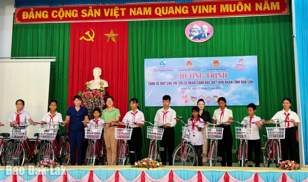 Đại diện các đơn vị trao tặng xe đạp cho em học sinh huyện Lắk tại chương trình.