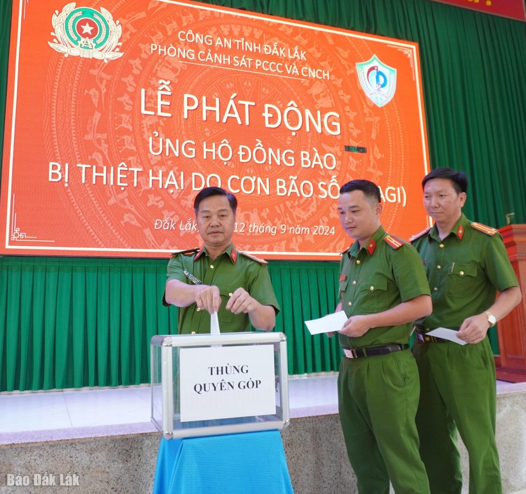 Cán bộ Phòng Cảnh sát Phòng cháy chữa cháy và cứu nạn cứu hộ quyên góp kinh phí ủng hộ đồng bào phía Bắc