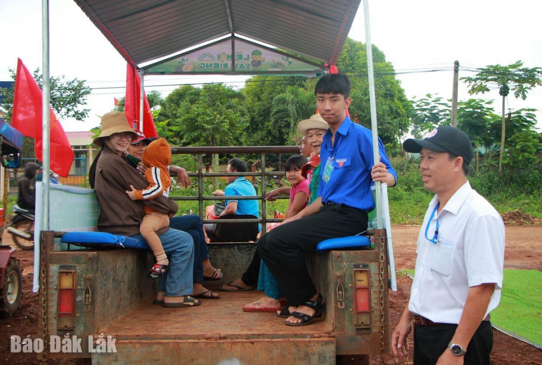 Mỗi điểm tham quan sẽ có một tình nguyện viên hướng dẫn, hỗ trợ du khách tới các điểm tiếp theo.