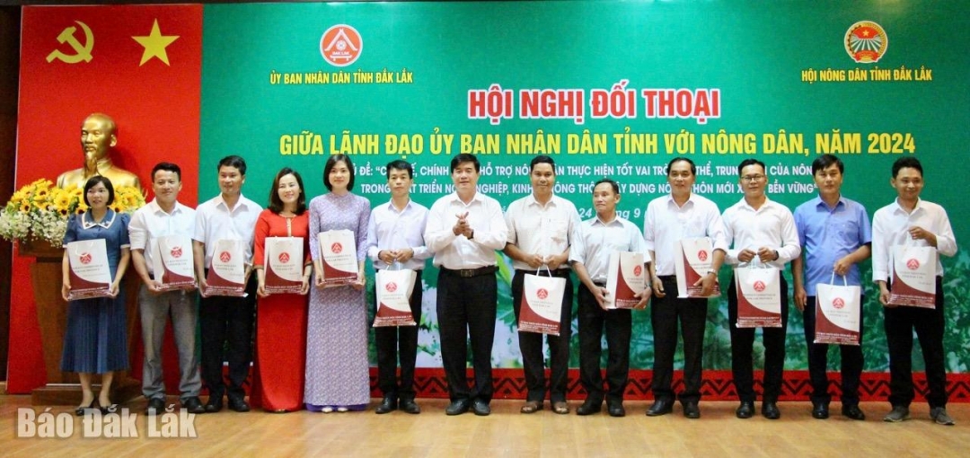 Phó Chủ tịch UBND tỉnh Nguyễn Thiên Văn tặng quà cho cán bộ, hội viên nông dân tham dự hội nghị.