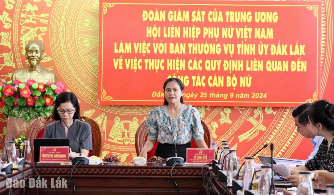 Ủy viên Thường trực Ban Thường vụ Tỉnh ủy, Trưởng Ban Tuyên giáo Tỉnh ủy H’Lim Niê phải