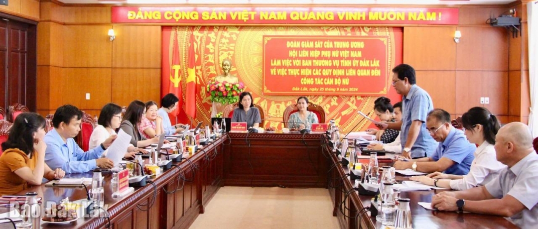 Các đại biểu tham dự buổi làm việc.