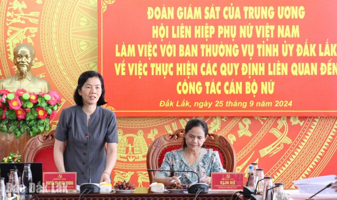 Phó Chủ tịch Trung ương Hội LHPN Việt Nam Nguyễn Thị Minh Hương phát biểu tại buổi làm việc.