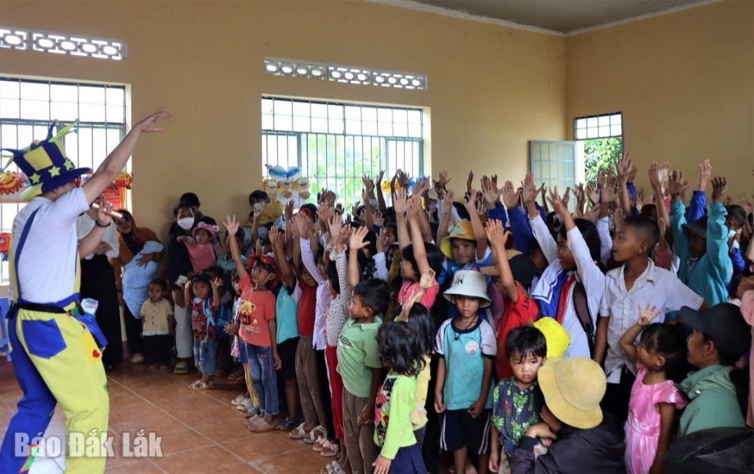 Các em thiếu nhi chơi trò chơi hoạt náo cùng chú Hề bong bóng tại chương trình.