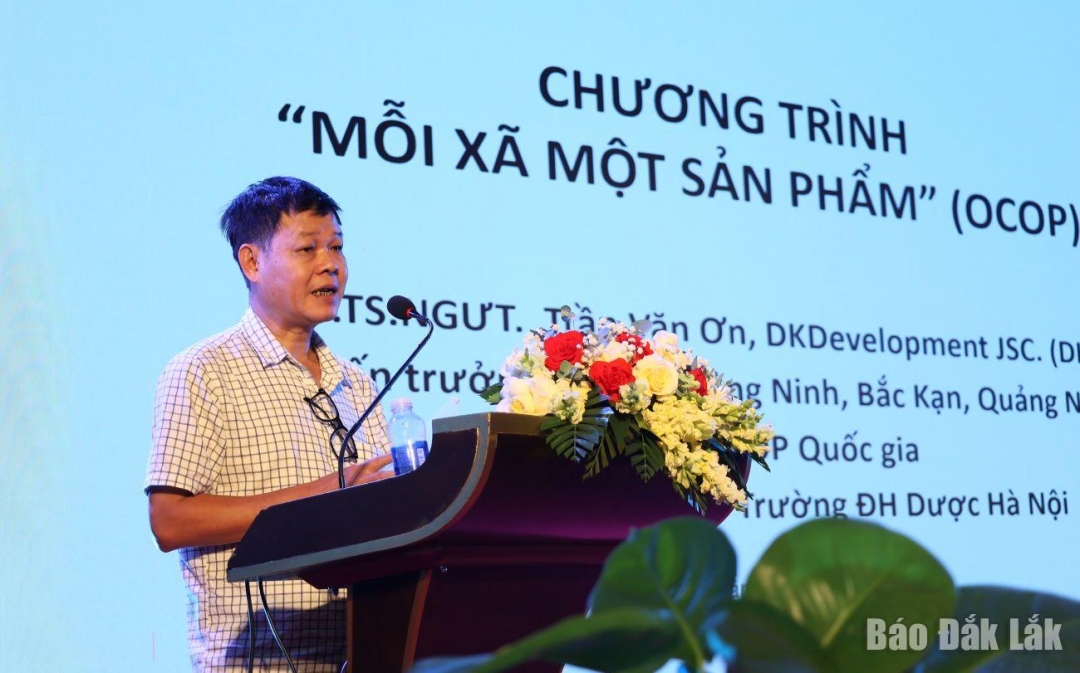 Ông Trần Văn Ơn, PGS, TS, Cố vấn OCOP Quốc gia, Giảng viên cao cấp Trường Đại học Dược Hà Nội báo cáo các chuyên đề về Chương trình OCOP.