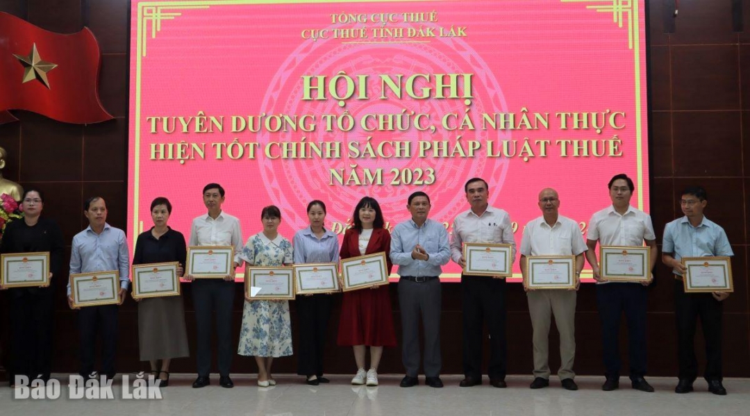 Những tập thể, cá nhân có thành tích xuất sắc trong công tác thuế được nhận Bằng khen của UBND tỉnh.