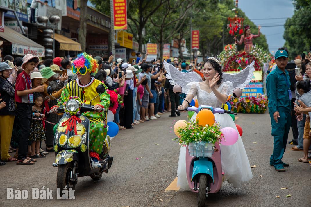 Đoàn diễu hành Trường Tiểu học Trần Quốc Tuấn.