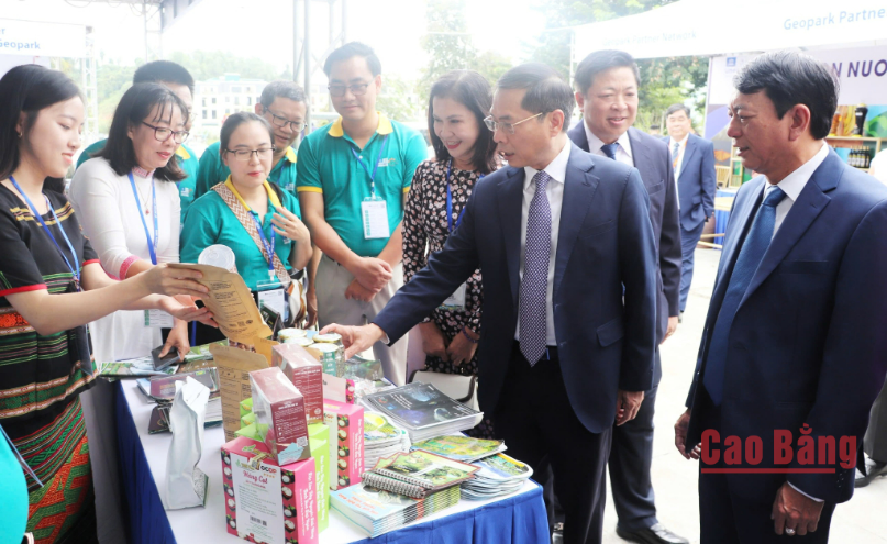 Phó Thủ tướng Chính phủ, Bộ Ngoại giao Bùi Thanh Sơn tham quan các gian hàng trưng bày sản vật, sản phẩm làng nghề.