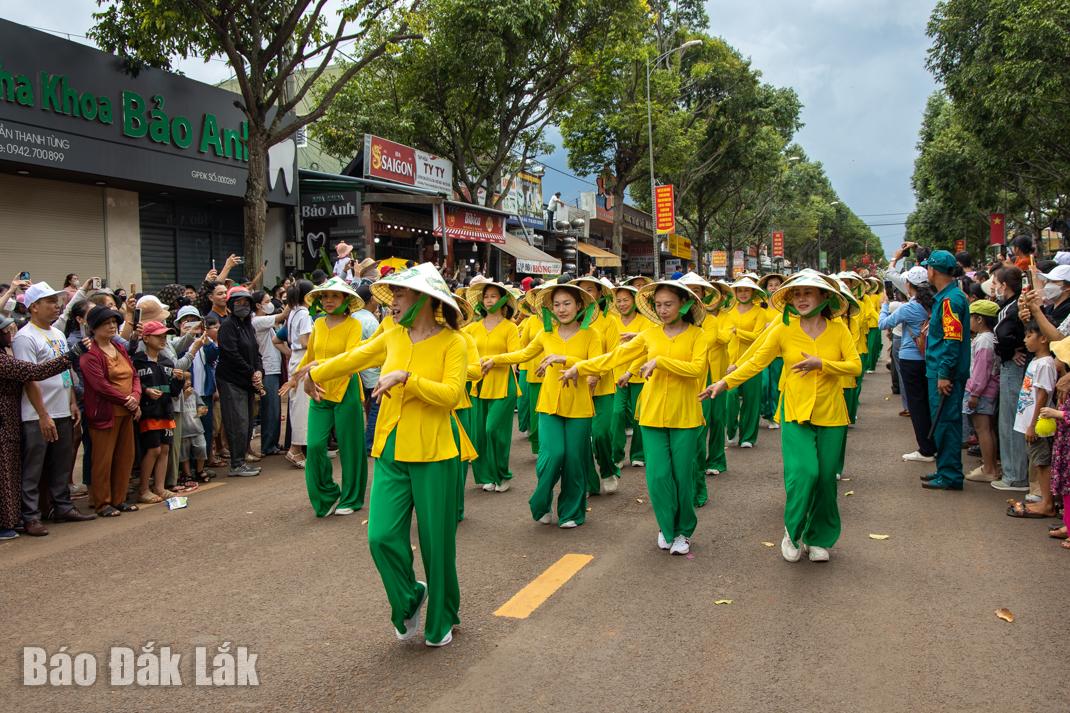 Phụ nữ thị trấn Phước An cùng trẩy hội.