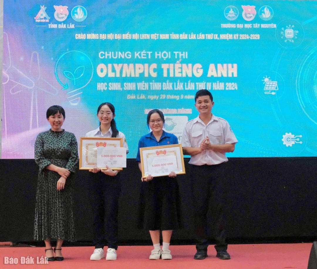 Đại diện Tỉnh Đoàn, Hội Sinh viên Việt Nam tỉnh trao giải Nhất cho các thí sinh Nông Lê Kiều My (áo trắng) và Nguyễn Phương Thúy (áo xanh) tại vòng Chung kết cấp tỉnh Hội thi “Olympic tiếng Anh học sinh, sinh viên” năm 2024.