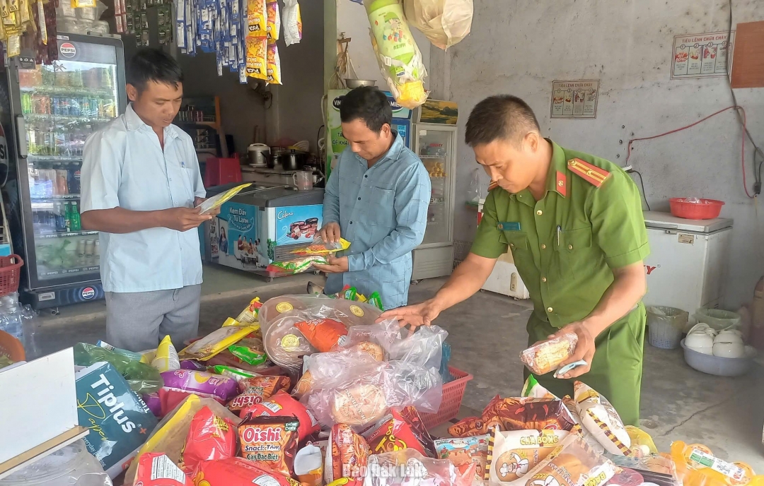 Đoàn liên ngành kiểm tra một cửa hàng tạp hóa trên địa bàn xã Nam Ka.