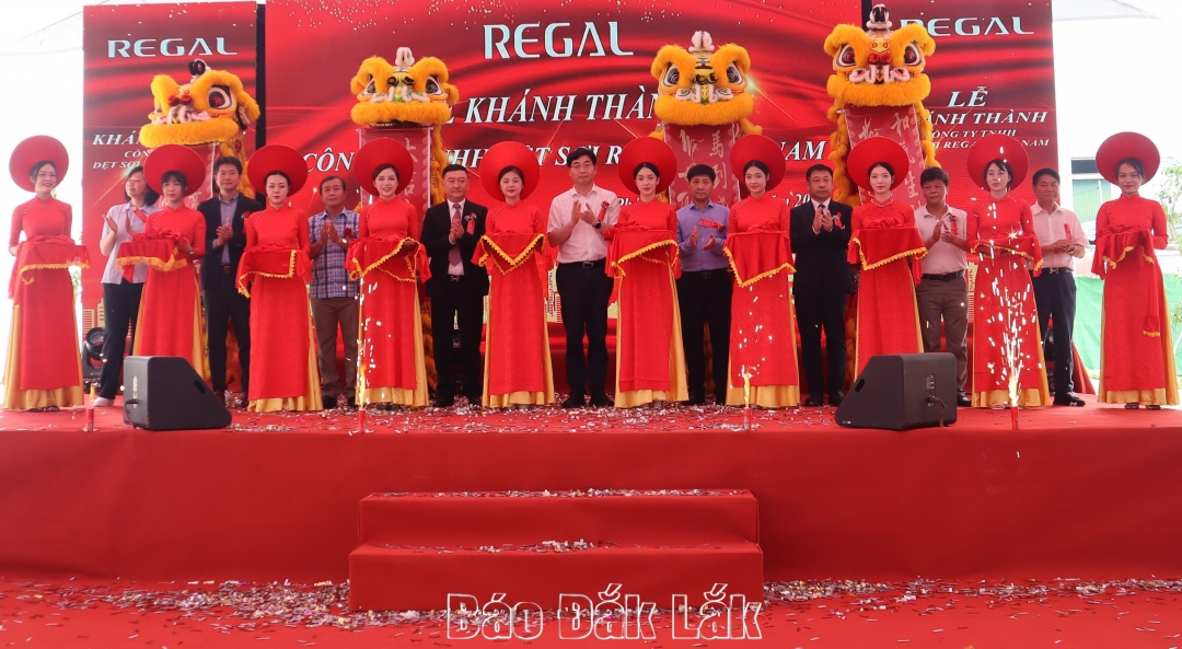 Các đại biểu cắt băng khánh thành Công ty TNHH dệt sợi Regal Việt Nam.