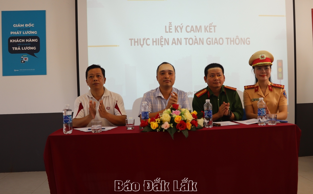 Các đơn vị ký cam kết thực hiện các quy định của pháp luật về giao thông.