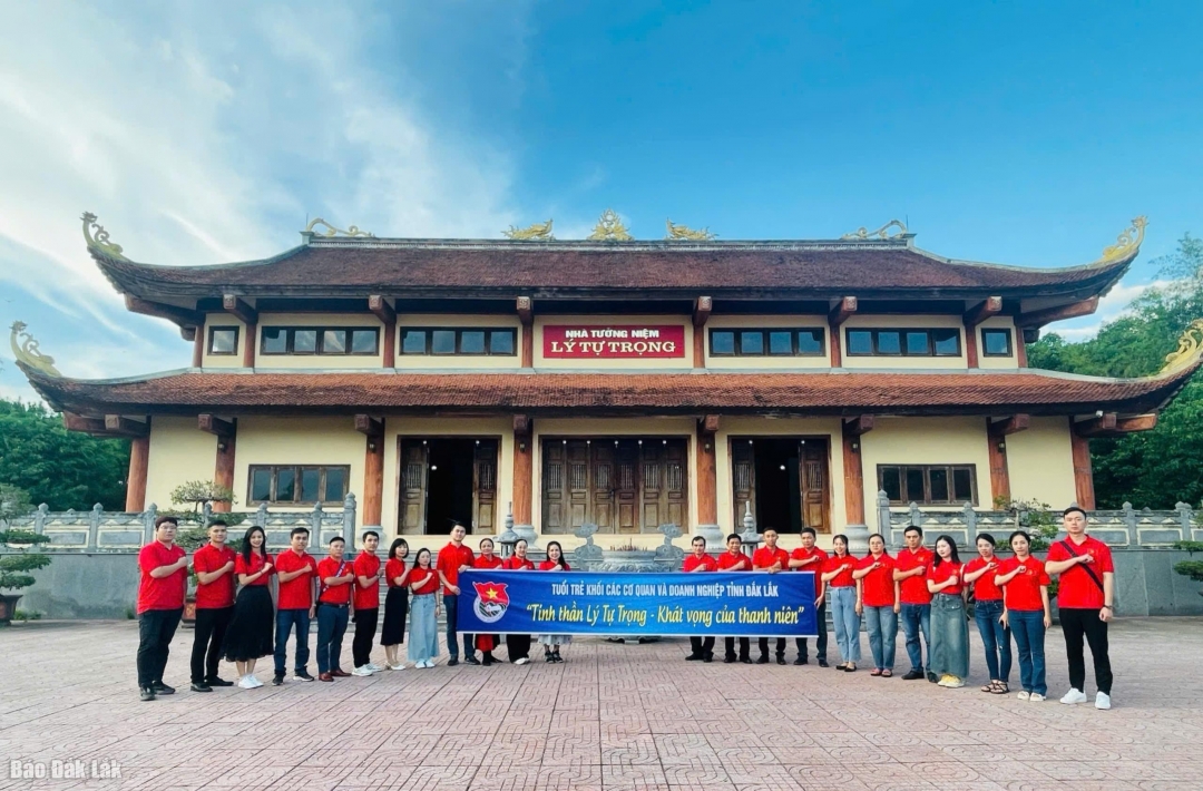 Đoàn đại biểu của Đoàn Khối các cơ quan và doanh nghiệp tỉnh sinh hoạt chính trị với chủ đề “Tinh thần Lý Tự Trọng - Khát vọng của thanh niên” tại Khu tưởng niệm đồng chí Lý Tự Trọng.