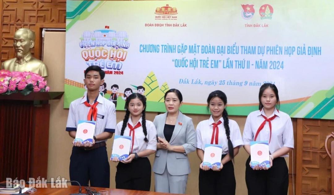 Phó Trưởng Đoàn phụ trách Đoàn ĐBQH tỉnh Lê Thị Thanh Xuân tặng quà động viên các đại biểu thiếu nhi.