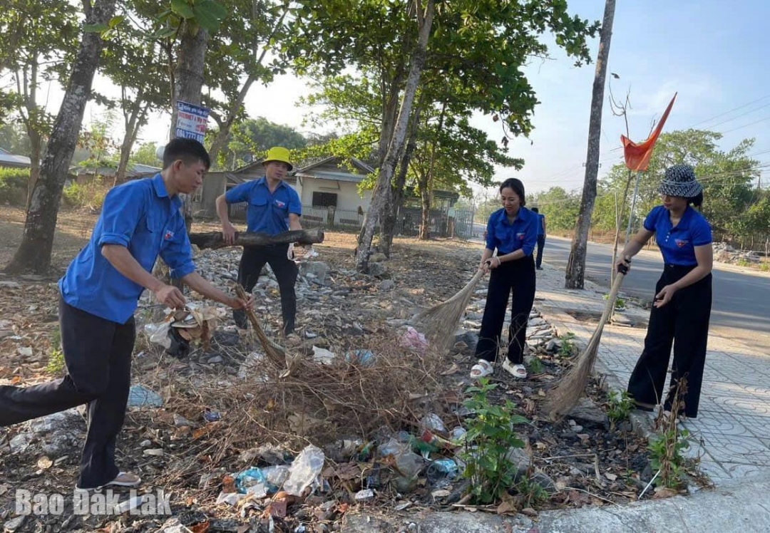 Đoàn viên thanh niên ra quân xoá điểm đen về rác thải.