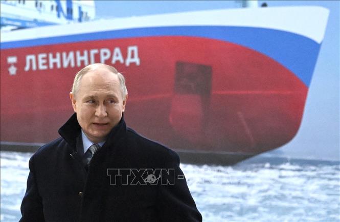 Tổng thống Nga Vladimir Putin dự lễ đặt ky tàu phá băng chạy bằng năng lượng hạt nhân Leningrad tại nhà máy đóng tàu Baltic ở St. Petersburg, ngày 26/1/2024. Ảnh: AFP/TTXVN