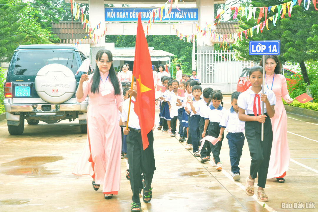 Giáo viên Trường Tiều học Trần Quốc Toản chào mừng học sinh lớp một vào năm học mới.