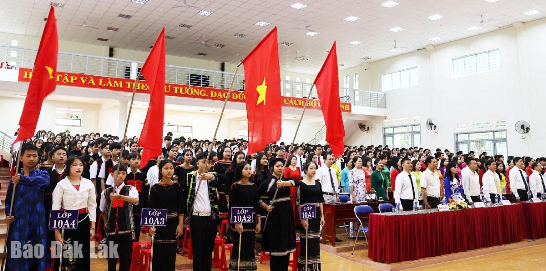 Các đại biểu và giáo viên, học sinh tham gia Lễ chào cờ