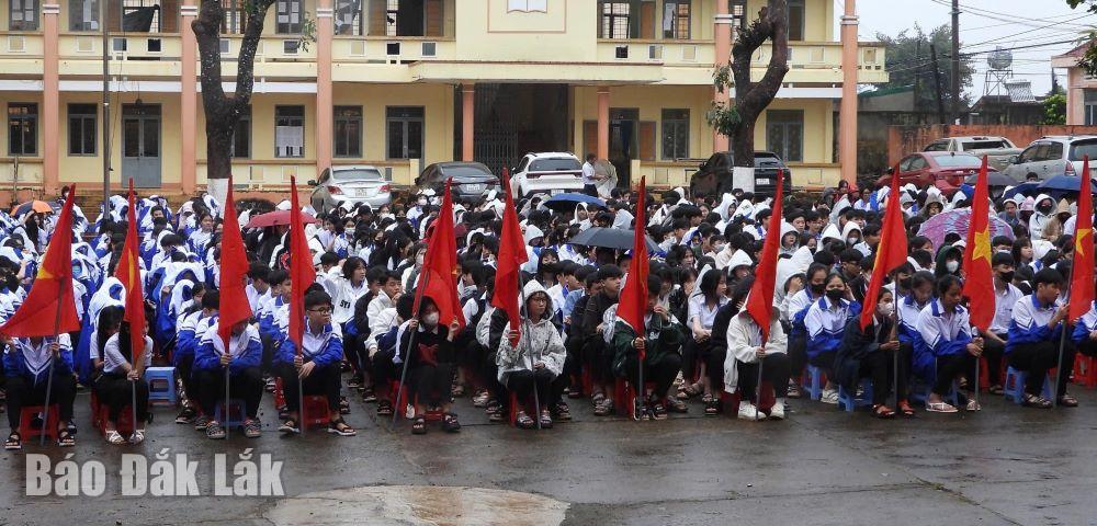 Đông đảo các em học sinh tham dự lễ.