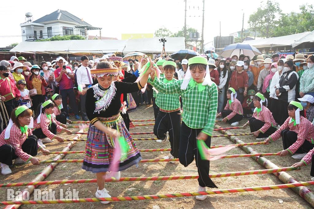 Đồng bào các dân tộc giao lưu nhảy sạp trong Lễ hội Hảng Pồ xã Ea Siên năm 2024.