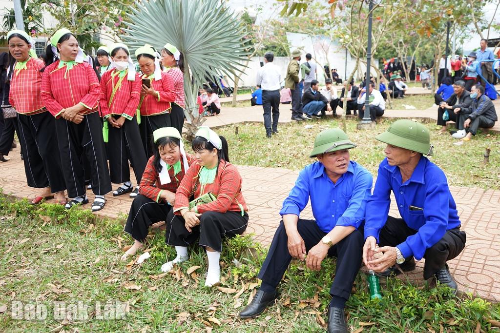 Màn hát đối đáp sli trong ngày hội Hảng Pồ xã Ea Siên đến từ những người lớn tuổi. 