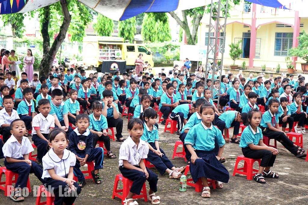 Học sinh tham dự chương trình “Nâng bước đến trường” - Trao tặng thẻ bảo hiểm y tế