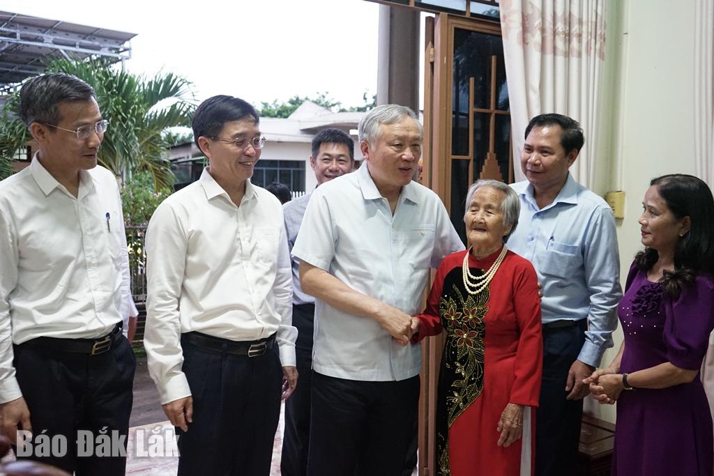 Phó Thủ tướng Thường trực Chính phủ Nguyễn Hòa Bình cùng đoàn công tác đã đến thăm hỏi, tặng quà Mẹ Việt Nam Anh hùng Lê Thị Tùng