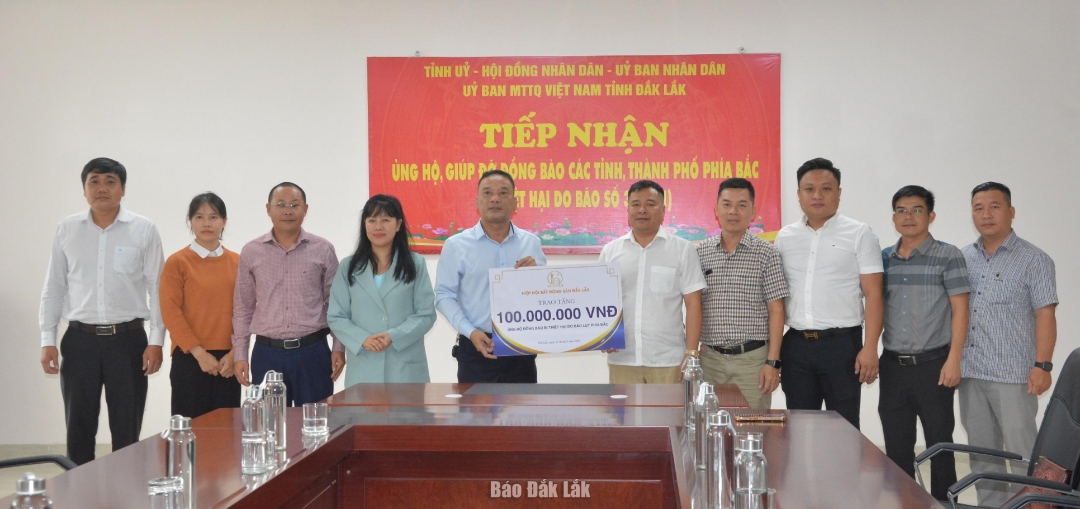 Lãnh đạo Ủy ban MTTQ Việt Nam tỉnh tiếp nhận kinh phí Hiệp hội Bất động sản Đắk Lắk trao.