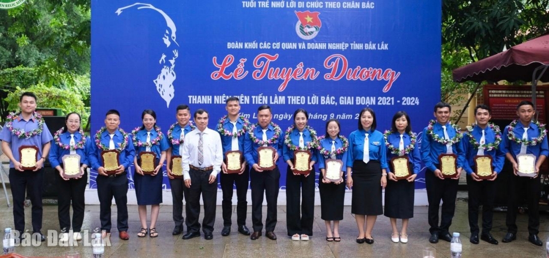 Phó Bí thư Đảng ủy Khối các cơ quan và doanh nghiệp tỉnh Trần Quang Tân và Bí thư Đoàn Khối các cơ quan và doanh nghiệp tỉnh Phạm Minh Tuệ tuyên dương các gương Thanh niên tiên tiến làm theo lời Bác giai đoạn 2021 - 2024.