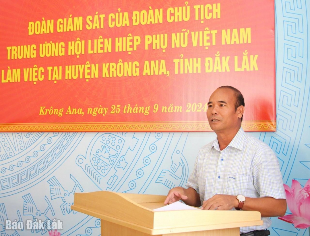 Phó Bí thư thường trực Huyện Ủy Y Nem Bkrông báo cáo kết quả triển khai thực hiện trách nhiệm về công tác cán bộ nữ tại địa phương.