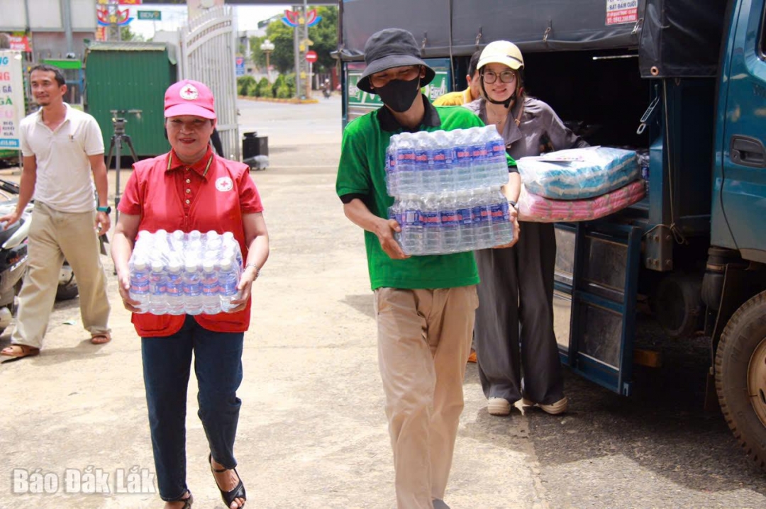 Hội chữ thập đỏ huyện Ea Ka tiếp nhận các nhu yếu phẩm của bà con trên địa bàn huyện