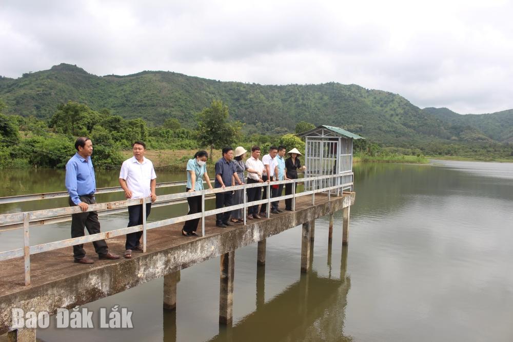 Đoàn khảo sát và lãnh đạo UBND xã Cư Êwi khảo sát thực tế tại công trình hồ chứa Sình Tre.