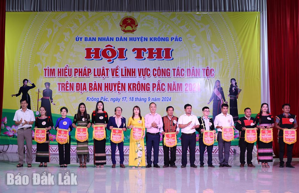 Ban tổ chức tặng hoa cho các đội tham gia hội thi.