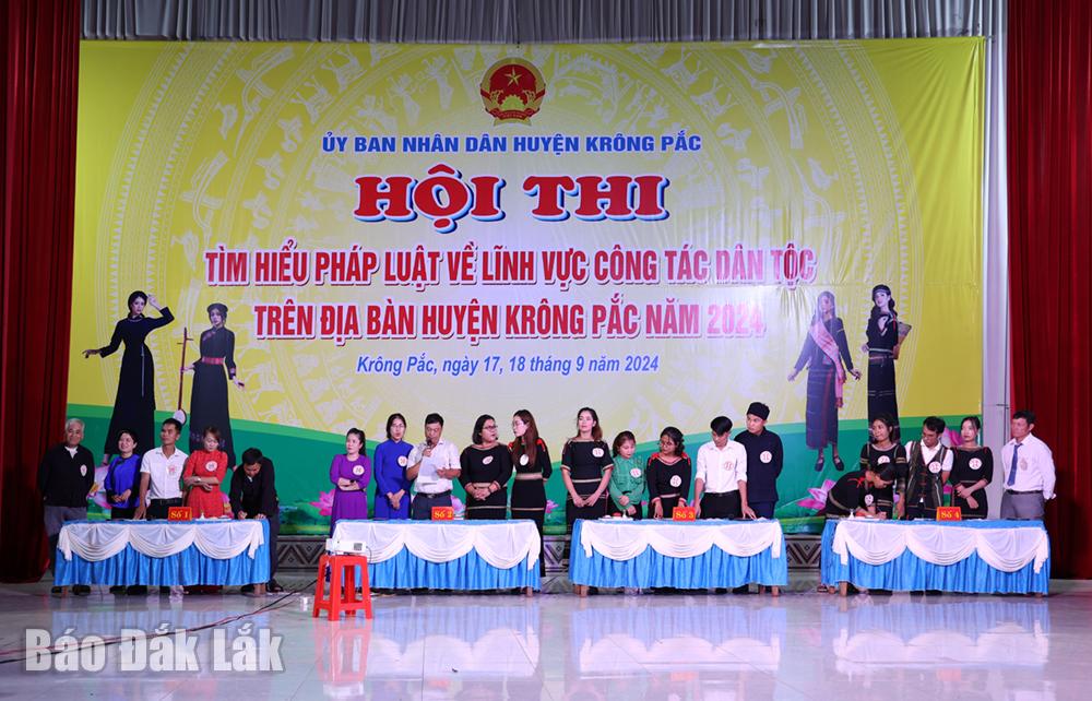 Các đội tham gia phần thi xử lý tình huống.