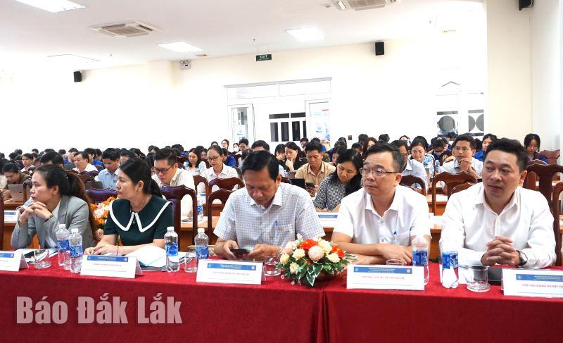 Các đại biểu tham dự hội thảo.