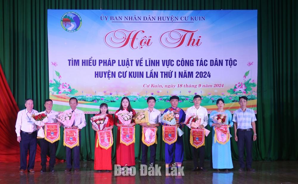 Ban tổ chức trao cờ lưu niệm cho các đội tham gia hội thi.