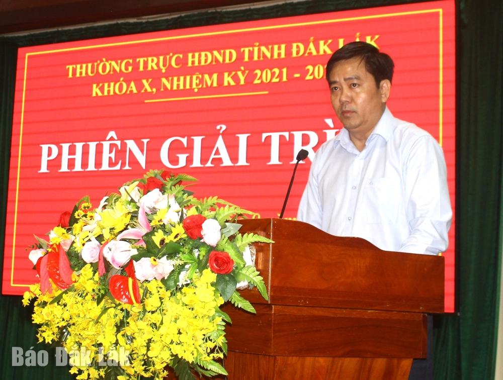 Giám đốc Sở Tài nguyên và Môi trường Nguyễn Minh Huấn giải trình tại phiên làm việc.