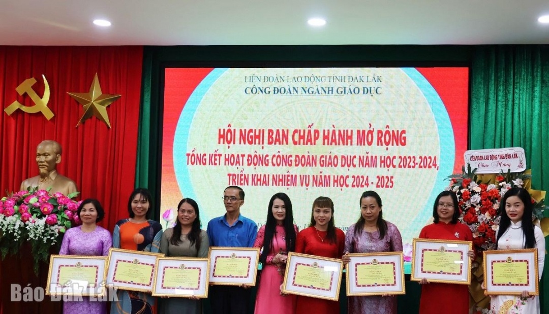 Công đoàn Giáo dục Việt Nam tặng Bằng khen phong trào thi đua “Dạy tốt – Học tốt”.