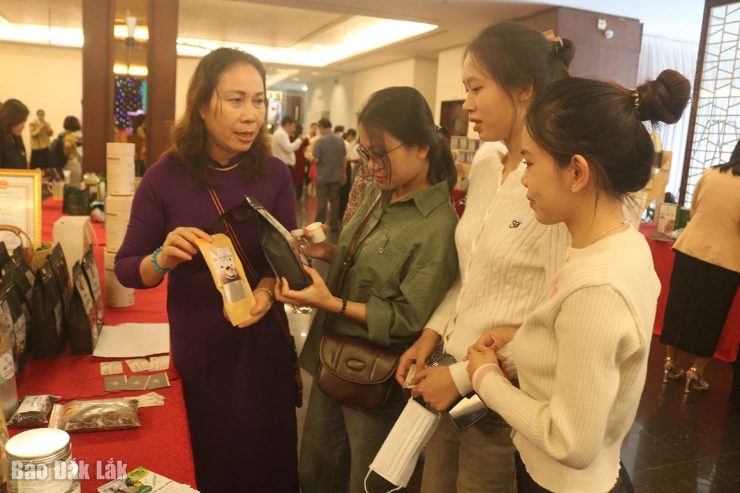 Sinh viên Trường Đại học Tây Nguyên tham quan gian hàng trưng bày, giới thiệu sản phẩm tại hội nghị.