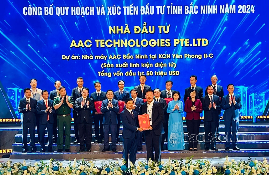 Phó Chủ tịch Thường trực UBND tỉnh Đào Quang Khải trao chứng nhận cho các nhà đầu tư.