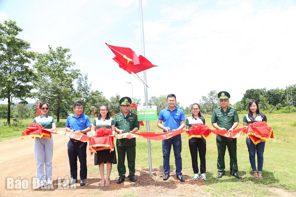 Các đại biểu và đoàn viên cắt băng khánh thành công trình