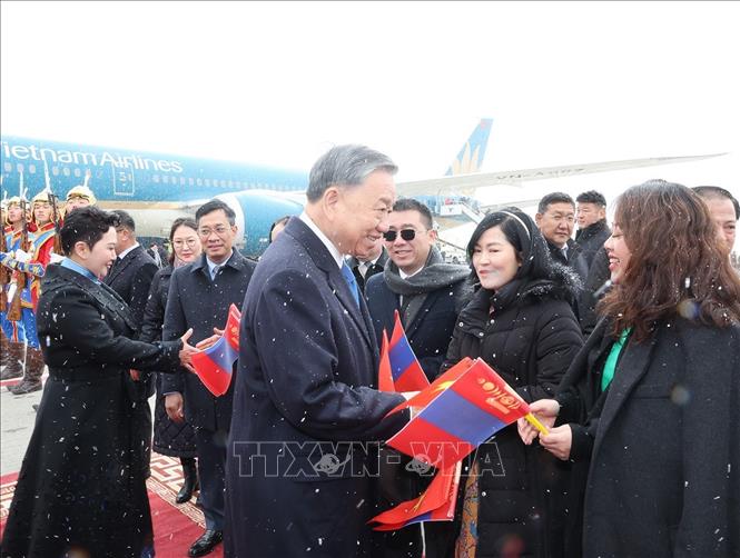 Lễ đón Tổng Bí thư, Chủ tịch nước Tô Lâm tại sân bay Thành Cát Tư Hãn (Chinggis Khaan International Airport) ở Thủ đô Ulan Bator. Ảnh: Trí Dũng/TTXVN