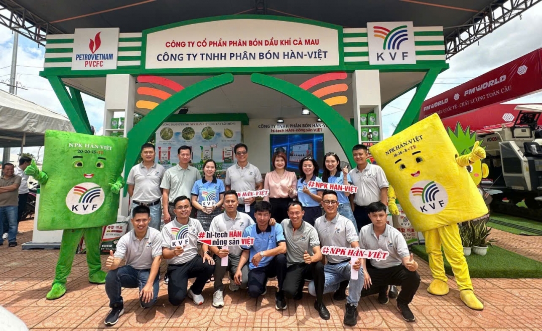 Tập thể nhân viên KVF chụp ảnh giao lưu cùng Khách hàng.