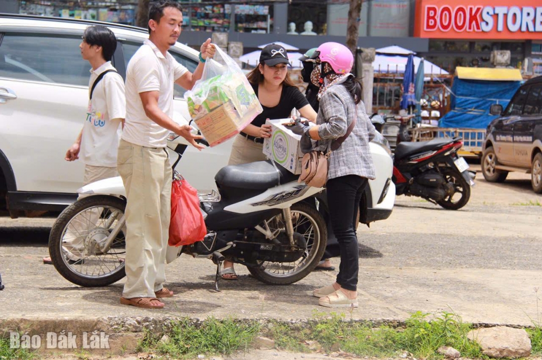 Người dân huyện Ea Kar gửi chút tấm lòng đến người dân vùng bão Yagi