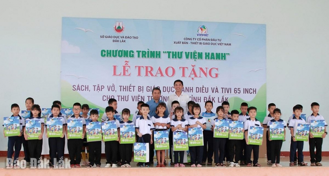 Học sinh Trường Tiểu học Kim Đồng (thị xã Buôn Hồ) nhận đồ dùng học tập tại Chương trình.