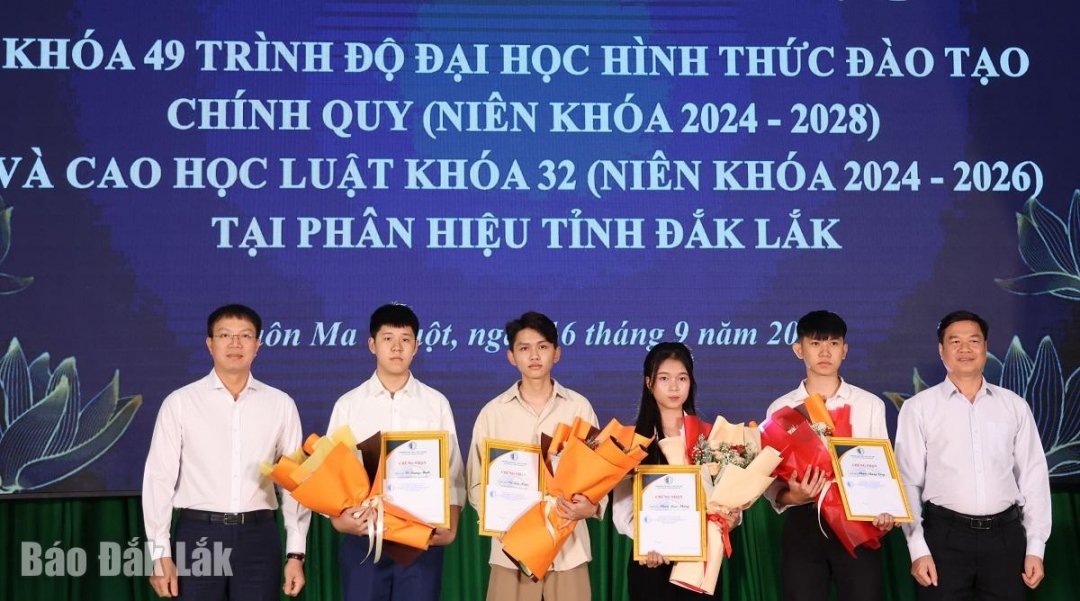 Lãnh đạo Trường Đại học Luật Hà Nội khen thưởng thủ khoa đầu vào khóa 49 