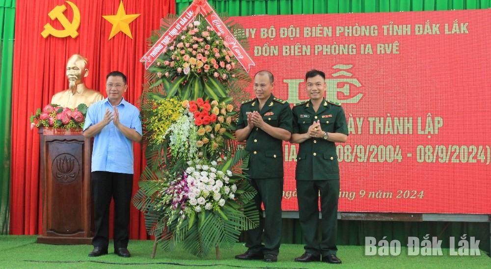 Tỉnh ủy viên, Trưởng Ban Nội chính Tỉnh ủy Trần Trung Hiển trao lẵng hoa của Thường trực Tỉnh ủy tặng Đồn Biên phòng Ia Rvê 