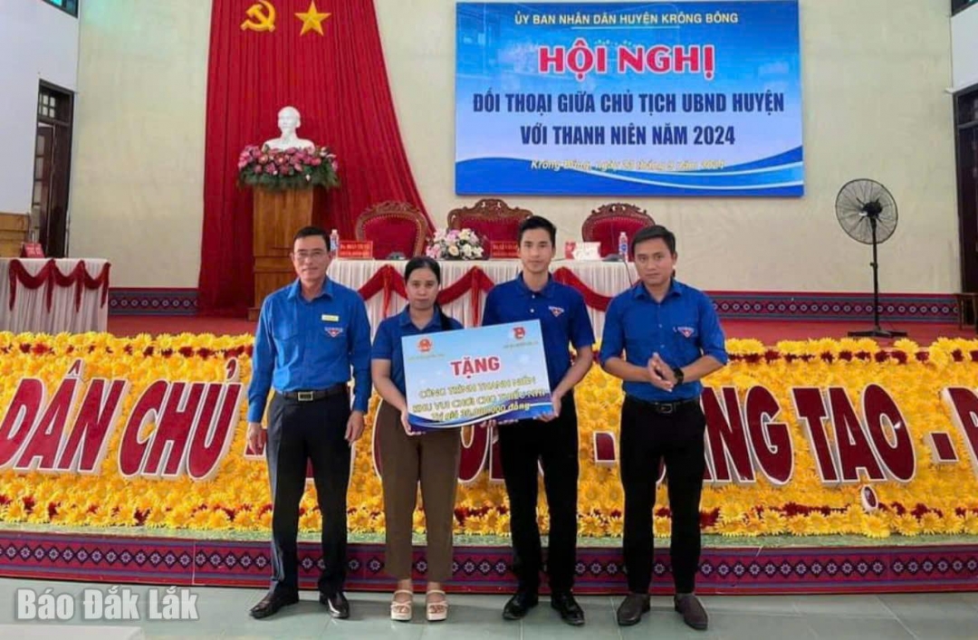 Lãnh đạo UBND huyện và Huyện Đoàn Krông Bông trao bảng tượng trưng tặng công trình thanh niên Khu vui chơi cho thiếu nhi Đoàn xã Hòa Lễ.
