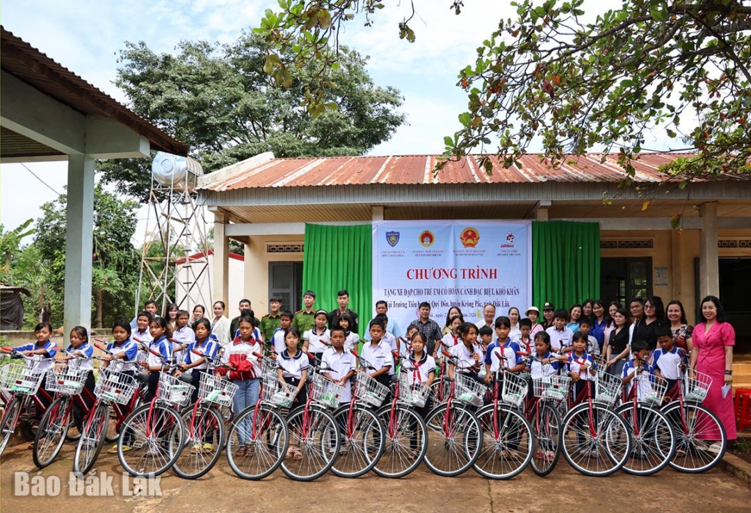 Đại diện các đơn vị trao tặng xe đạp cho học sinh có hoàn cảnh đặc biệt khó khăn của Trường Tiểu học Lê Quý Đôn.